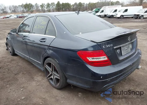 2012 Mercedes-Benz C 300 Luxury 4Matic/Sport 4Matic z USA, uszkodzony, nr VIN WDDGF8BB5CR229113